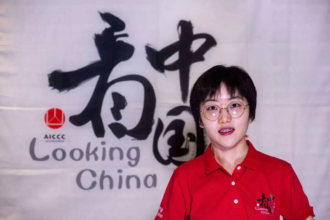 鍒剁墖浜哄瓟闆湪鐪嬩腑鍥借鍒掕儗鏅澘鍓嶃。