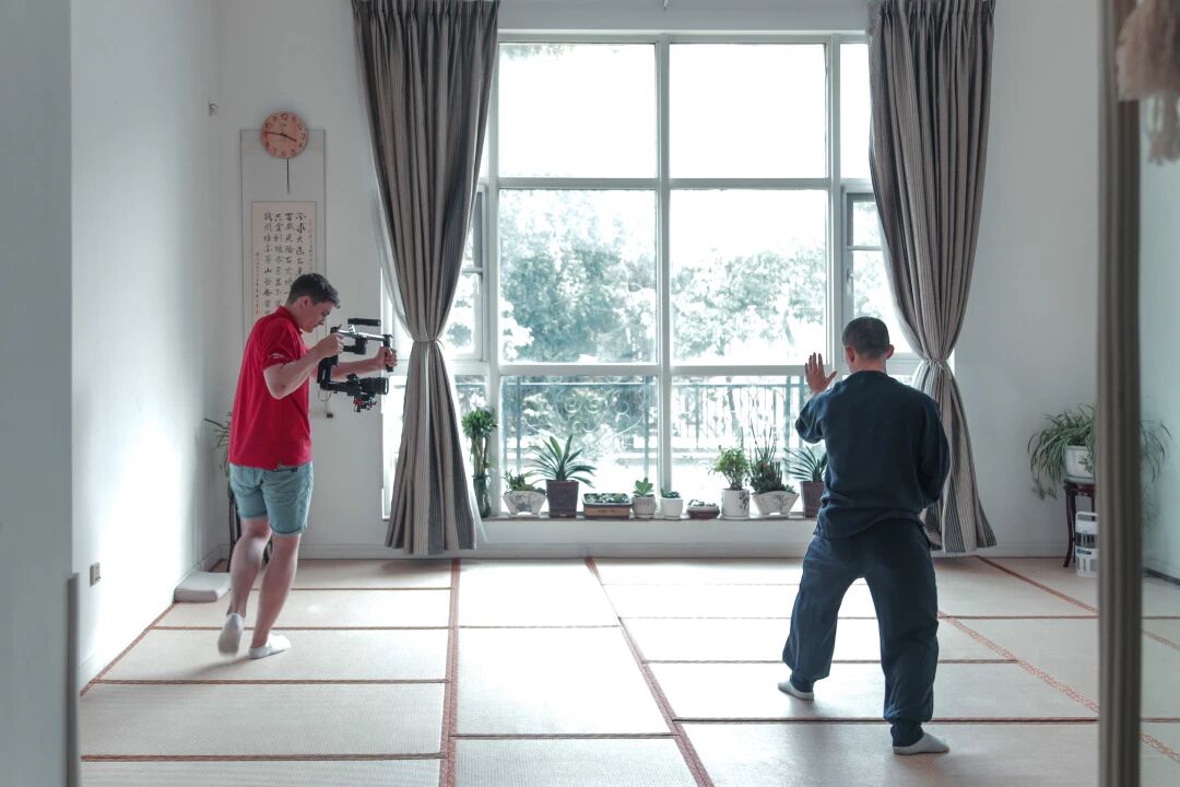鑻卞浗瀵兼紨鍦ㄧ粌鍔熸埧璺熸媿鑾瓙鑰佸笀缁冧範褰㈡剰。