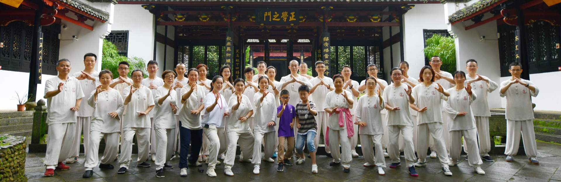 学员在正学之门前集体站桩，白衣、抱圆。