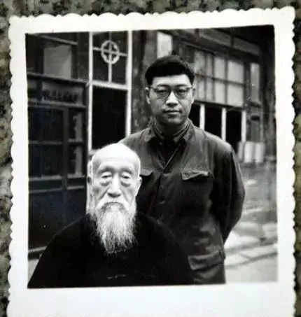 1974 年，孙福元先生与形意拳宋铁麟大师。