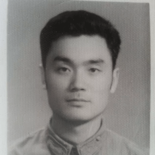 年轻时的王鲁东先生。