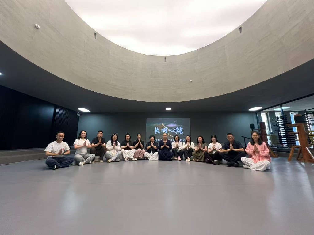 学员在北京场馆圆厅围坐。