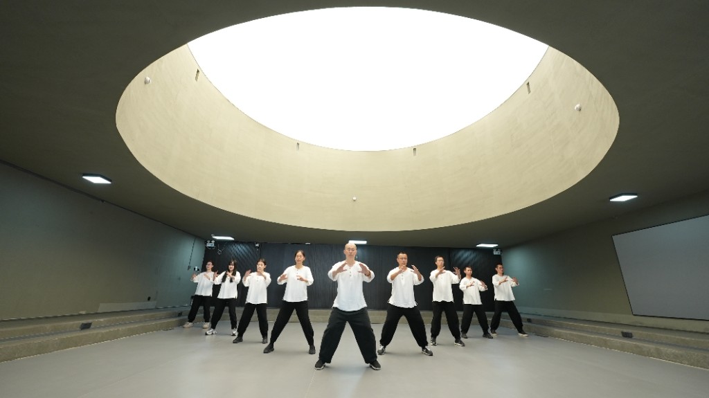 学员在北京场馆圆厅集体站桩，天光从圆顶落下。